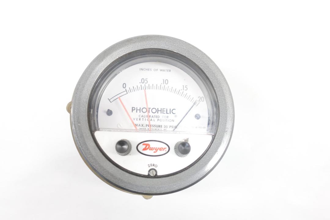 DWYER 3000-00N PHOTOHELIC PRESSURE SWITCH/GAUGE 0-0.20IN H20 4IN 35PSI D656231