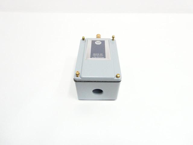 ALLEN BRADLEY 837-V2J TEMPERATURE CONTROLLER 110-200F 600V-AC