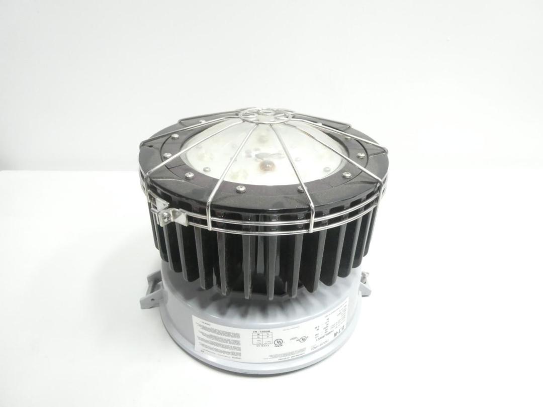 CROUSE HINDS PVM9L/UNV1 LED LIGHT FIXTURE 84-90W 100-277V-AC
