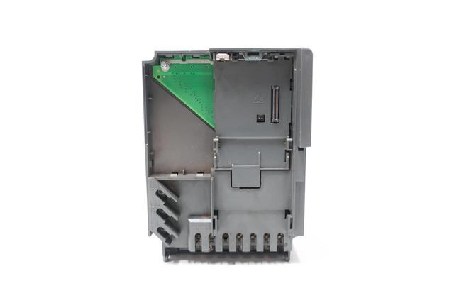 SIEMENS 6SE6440-2AD23-0BA1 MICROMASTER 440 AC VFD DRIVE 0-550HZ 0-480V-AC 3KW