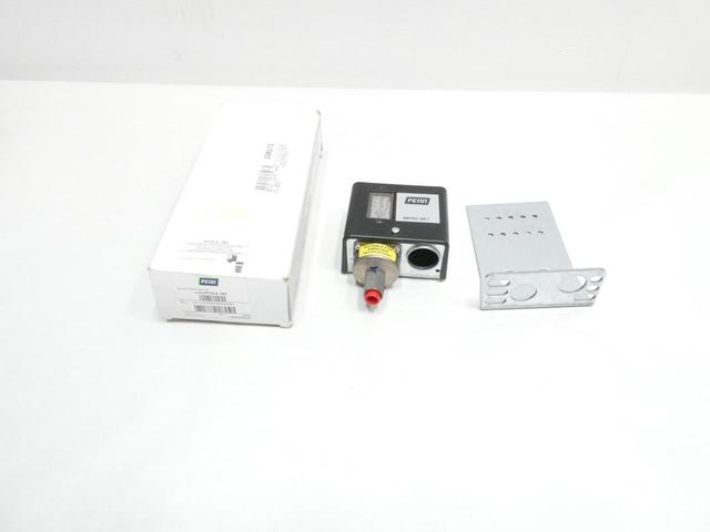 JOHNSON CONTROLS P72CA-18C PRESSURE SWITCH 1/4IN 5-35PSI 600V-AC