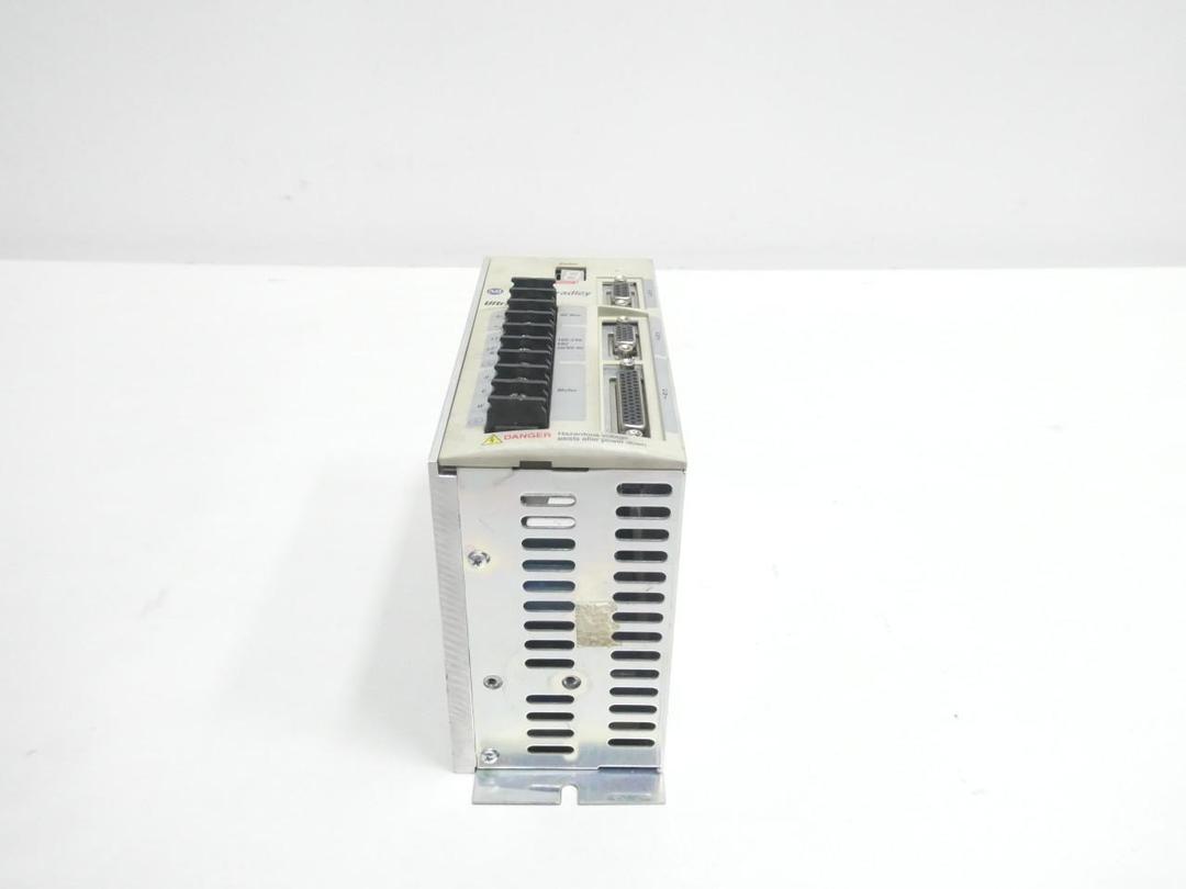 ALLEN BRADLEY 2098-DSD-005X 9101-2341 SERVO DRIVES 120/240V-AC 120/240V-AC 1PH