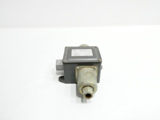UNITED CONVEYOR UCC 350470-1 PRESSURE SWITCH 1/4IN 0-30IN-HG