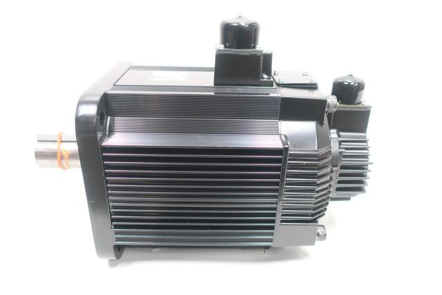 OMRON R88M-W4K415T-BS2 SERVO MOTOR 4400W 1500RPM 28.4NM 200V-AC