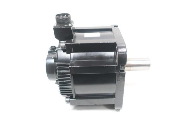 KEYENCE SV-M500AS SERVO MOTOR 3PH 4.4KW 1500RPM 28.4NM 200V-AC