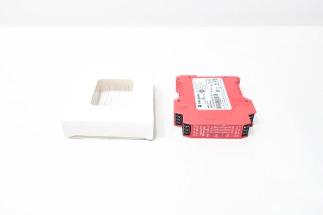 ALLEN BRADLEY 440R-N23132 MSR127TP GUARDMASTER SAFETY RELAY 24V-AC/DC