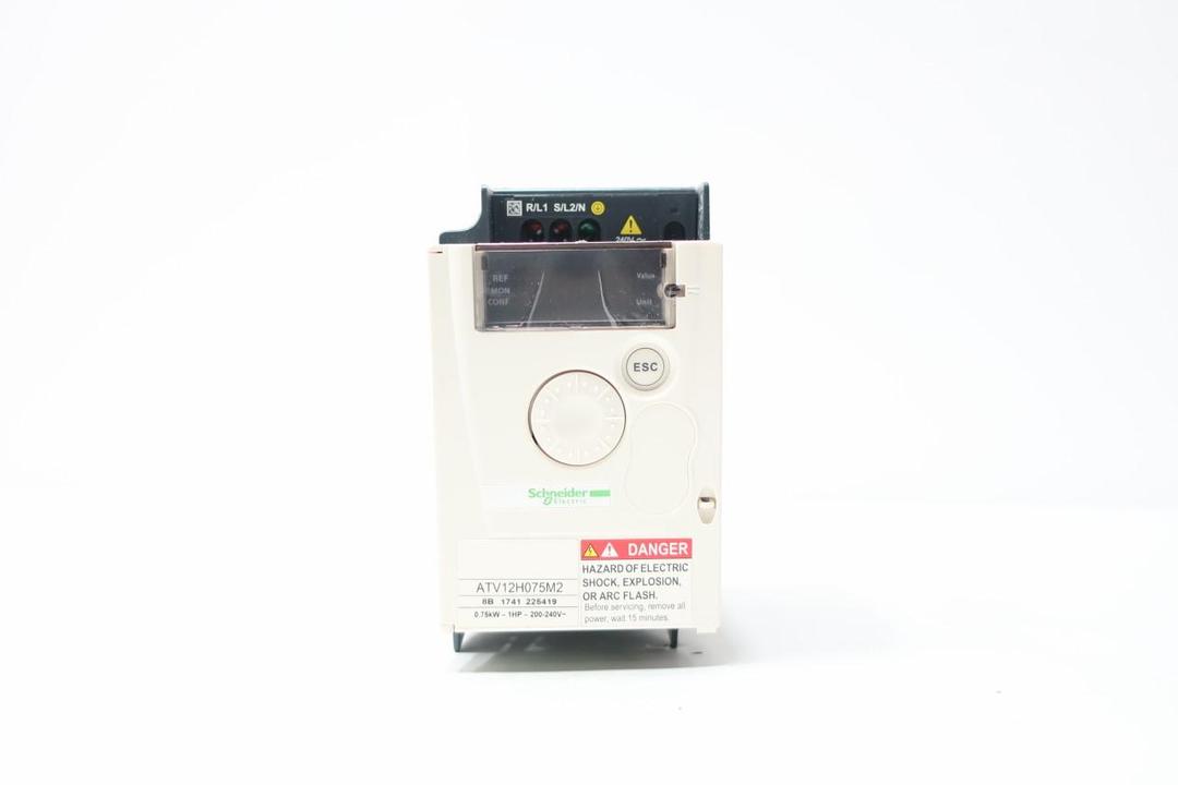 SCHNEIDER ATV12H075M2 ALTIVAR AC VFD DRIVE 200-240V-AC 0-400HZ 0-220/240V-AC 1HP