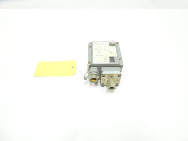 SQUARE D 9012 GDW-5 PRESSURE SWITCH 3-150PSI 300V-AC 300V-DC