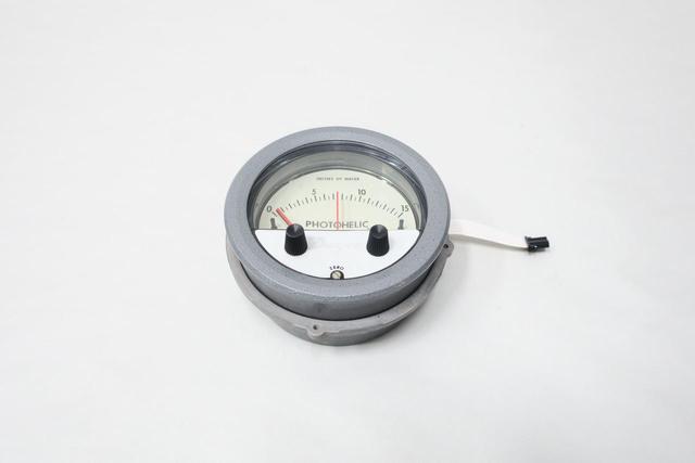 DWYER A3000 PHOTOHELIC PRESSURE GAUGE 4IN 0-15IN-H2O