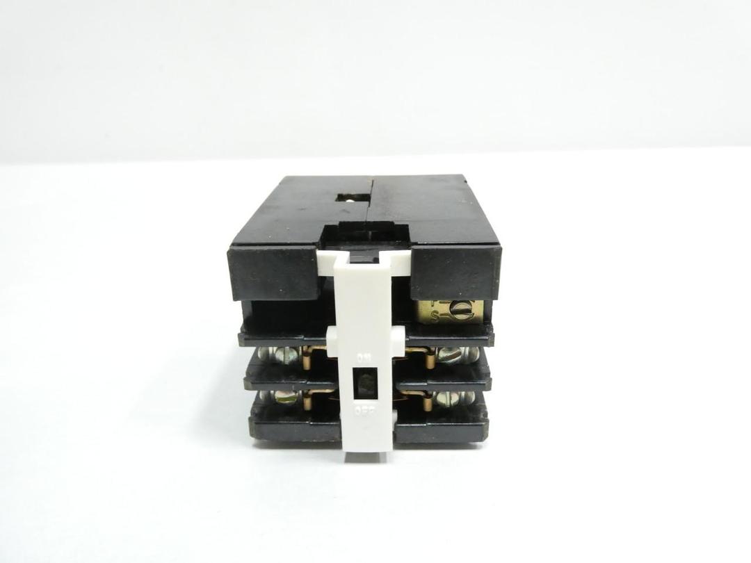 GENERAL ELECTRIC GE CR122A02000AA CONTROL RELAY 300V-AC