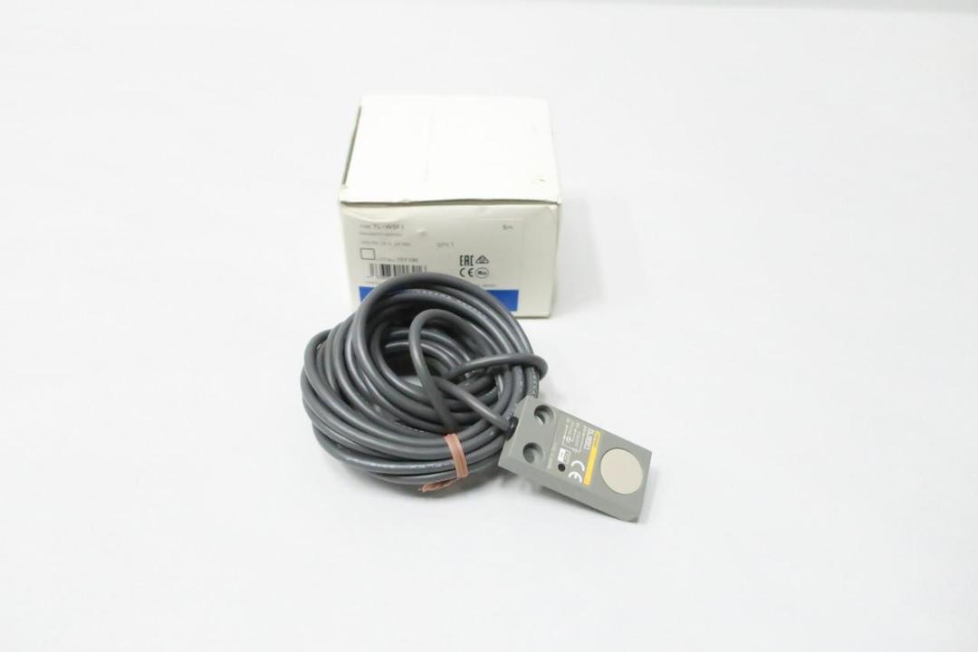OMRON TL-W5F1 PROXIMITY SWITCH