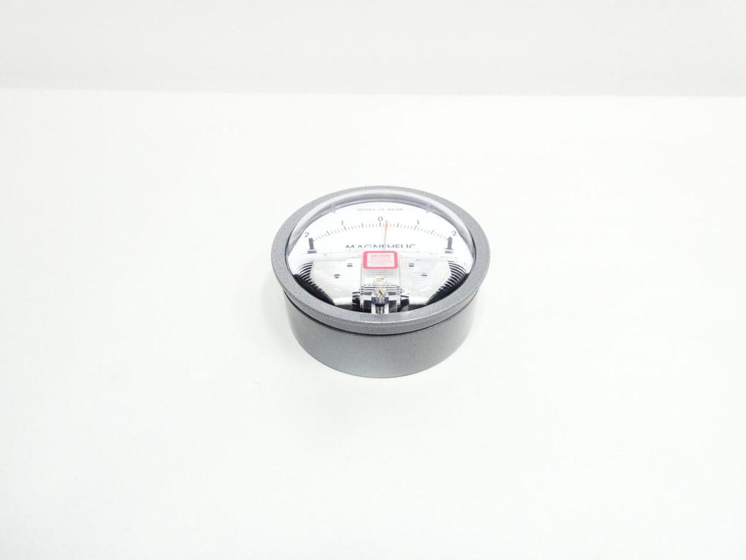 DWYER 2304 W37Y MAGNEHELIC DIFFERENTIAL PRESSURE GAUGE 2-0-2IN-H2O
