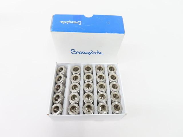 BOX OF 25 SWAGELOK SS-810-1-2 STAINLESS MALE CONNECTOR 1/2IN TUBE X 1/8IN NPT