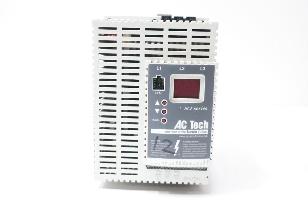 LENZE AC TECH SF475 VARIABLE FREQUENCY DRIVE 400/480V-AC 0-240HZ 0-460V-AC 7.5HP