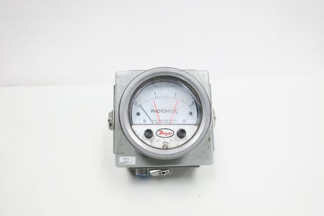 DWYER A3003-WP PHOTOHELIC PRESSURE GAUGE 4IN 0-3IN-H2O