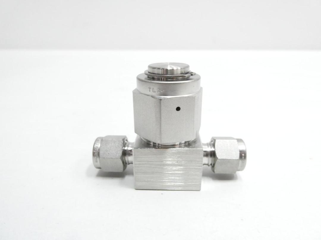 SWAGELOK SS-4TF-15 STAINLESS TEE 1/4IN TUBE 