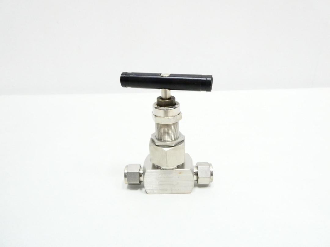 WHITEY SS-12NBS8 MANUAL  STAINLESS NEEDLE VALVE 6000PSI 1/2IN TUBE