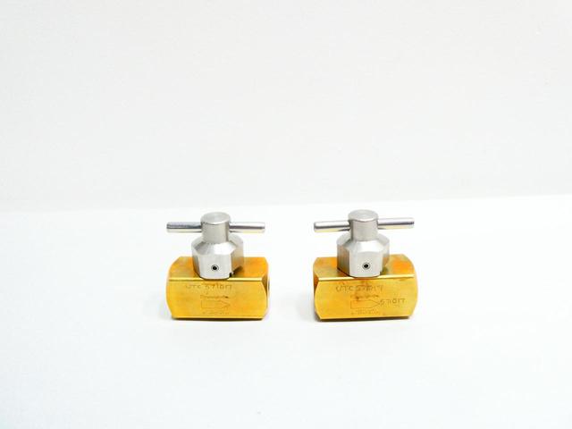 BOX OF 2 SWAGELOK B-4P6T4-M1 MANUAL BRASS PLUG VALVE 1/4IN NPT