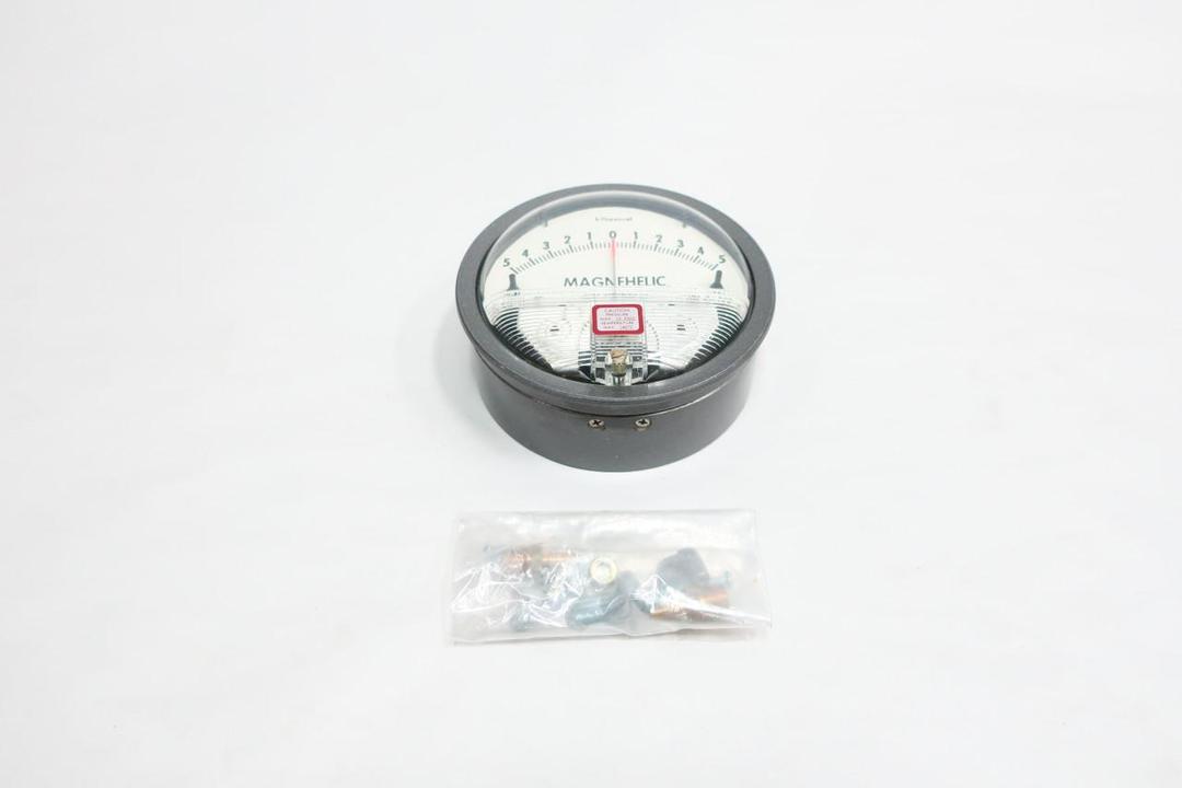 DWYER 2310 MAGNEHELIC PRESSURE GAUGE -5-5 KILOPASCAL