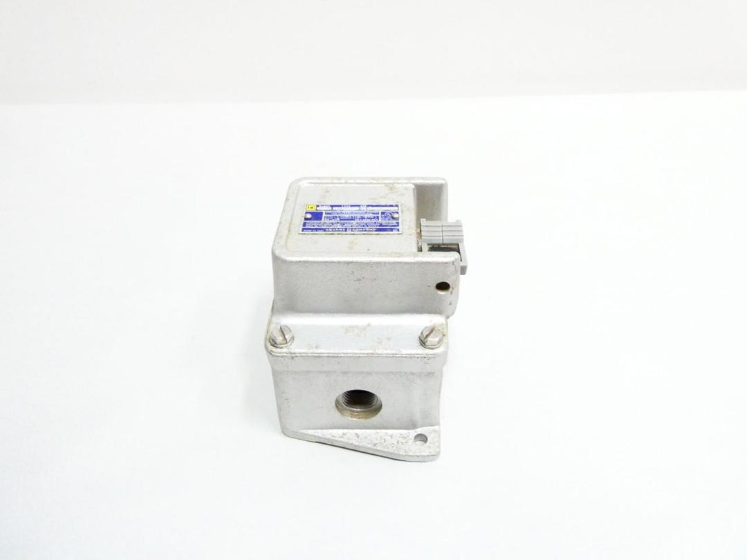 SQUARE D 9001 BR-107 CONTROL STATION 600V-AC/DC