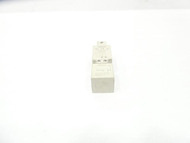 OMRON E2Q2-N15Y4-51 PROXIMITY SENSOR 20-250V-AC