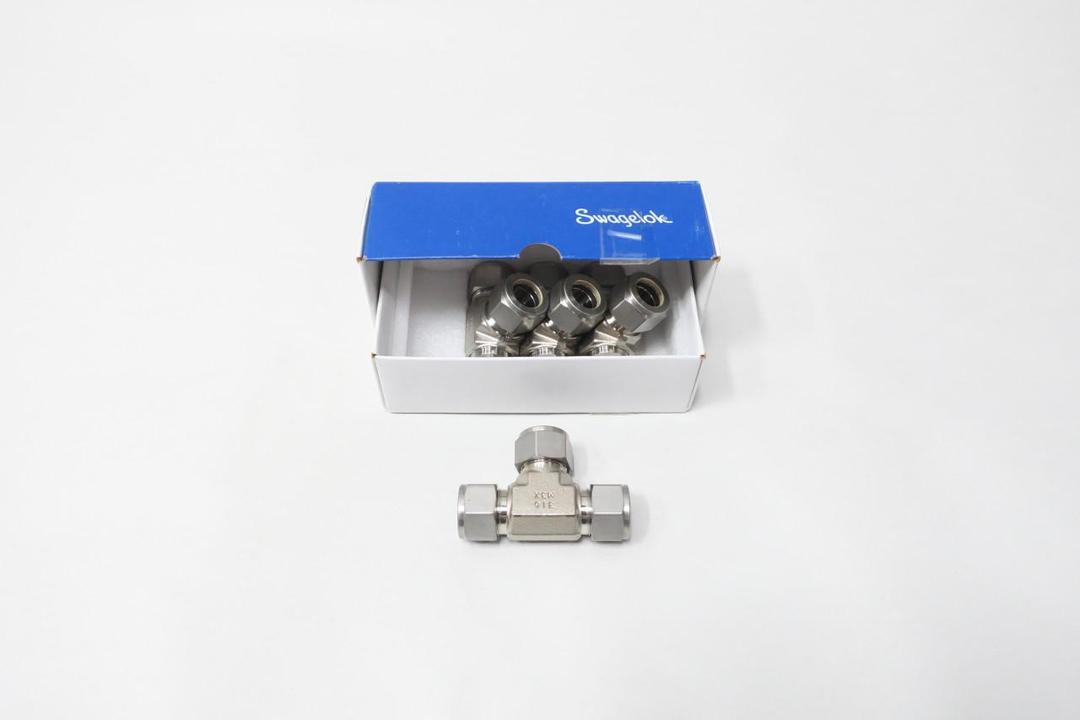 BOX OF 4 SWAGELOK SS-1010-3 STAINLESS TEE 5/8IN TUBE X 5/8IN TUBE X 5/8IN TUBE