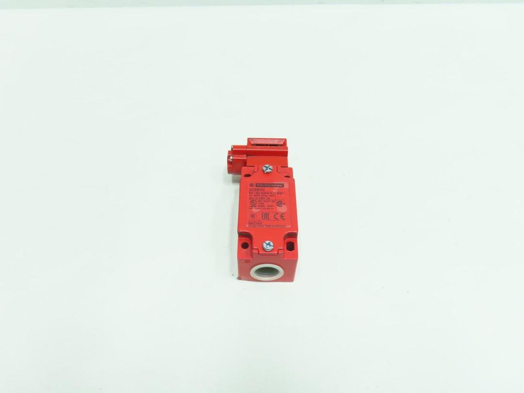 TELEMECANIQUE XCS-B703 XCSB703 SAFETY INTERLOCK SWITCH 240V-AC