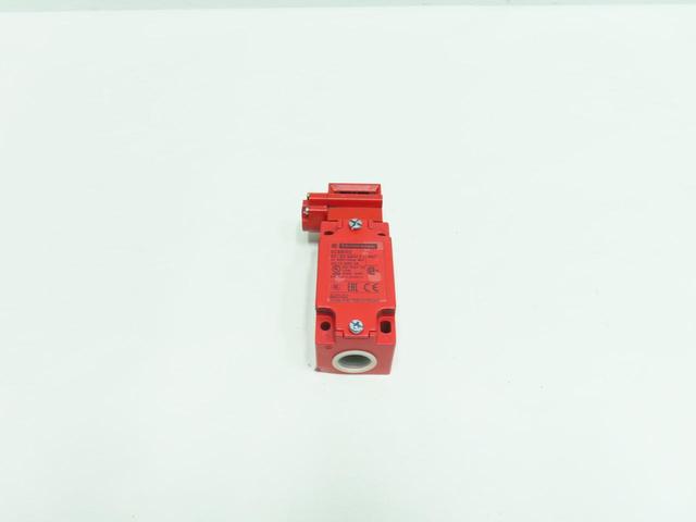 TELEMECANIQUE XCS-B703 XCSB703 SAFETY INTERLOCK SWITCH 240V-AC