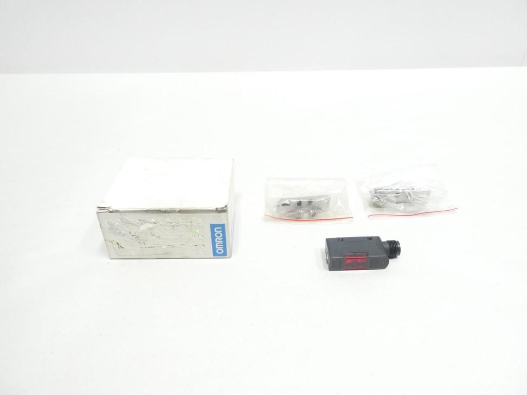OMRON E3S-AT66-L PHOTOELECTRIC SWITCH EMITTER 10-30V-DC