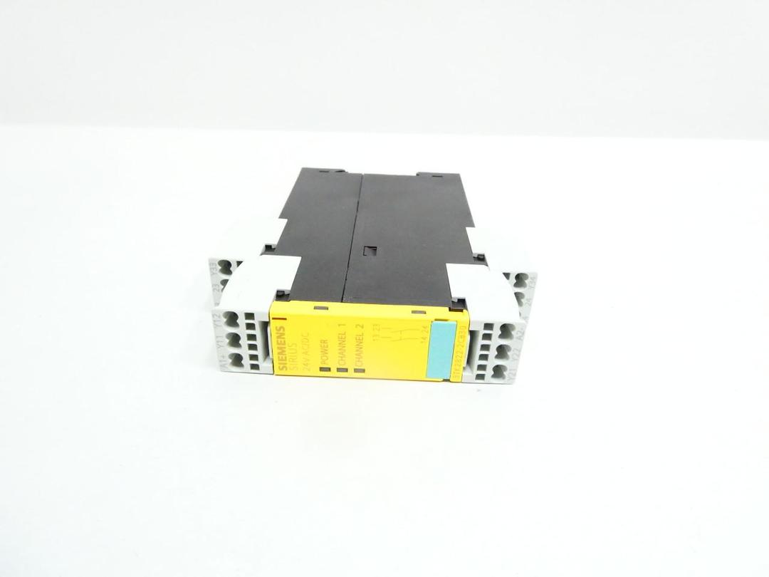 SIEMENS 3TK2822-2CB30 SIRIUS SAFETY RELAY 24V-AC/DC