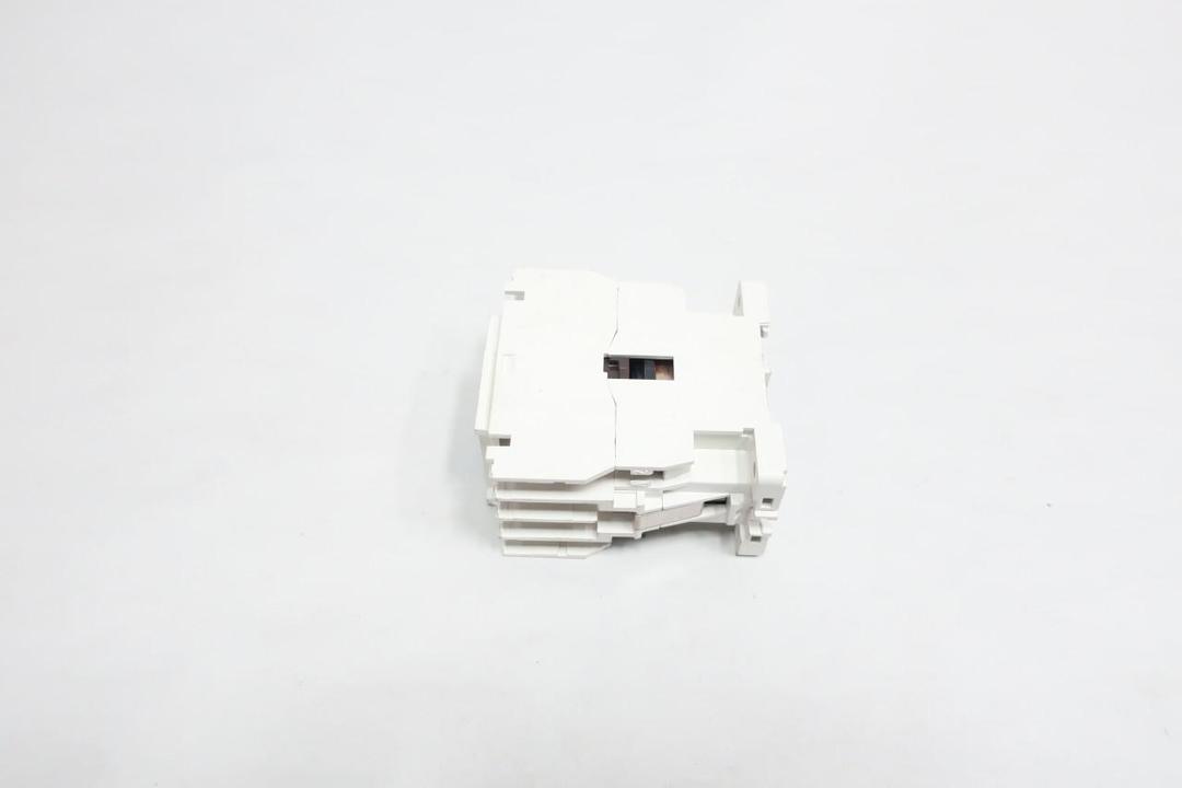 CUTLER HAMMER CE15BNS3 AC CONTACTOR 24V-DC 6A AMP 5HP