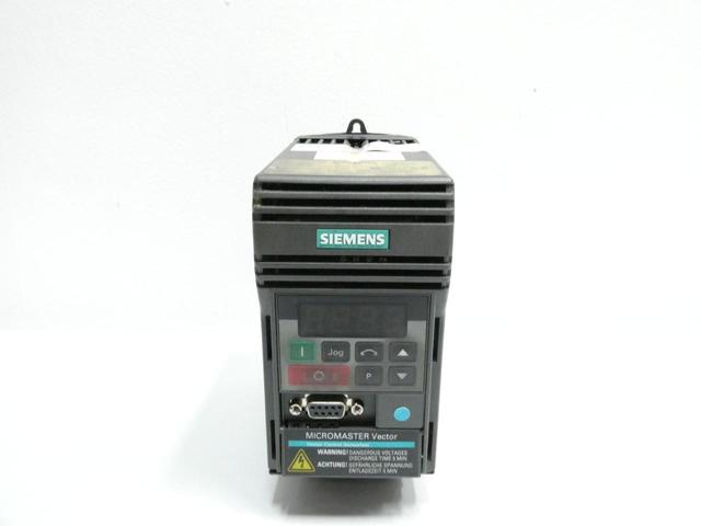 SIEMENS 6SE3211-4DA40 MICROMASTER AC DRIVE 380/500V-AC 0-650HZ 0-500V-AC 550W