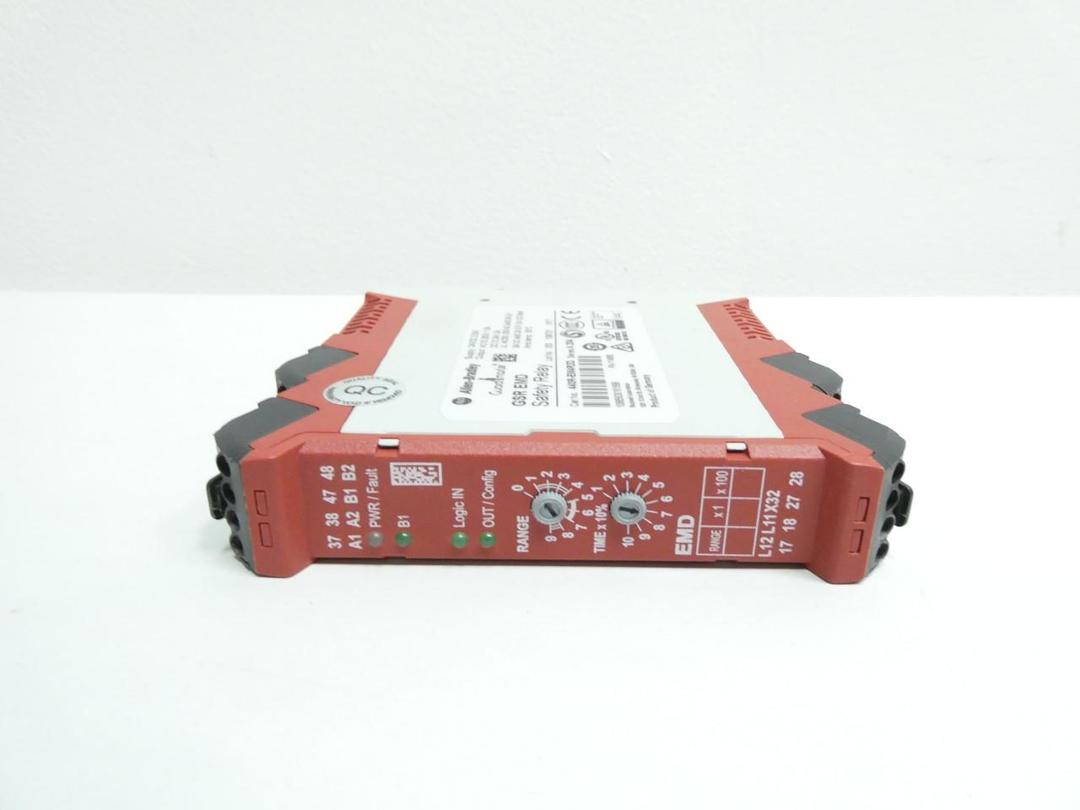 ALLEN BRADLEY 440R-EM4R2D GUARDMASTER SAFETY RELAY 24V-DC