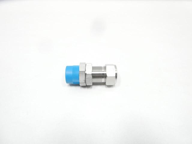 SWAGELOK SS-1610-11-16 STAINLESS BULKHEAD MALE CONNECTOR 1IN TUBE 1IN NPT